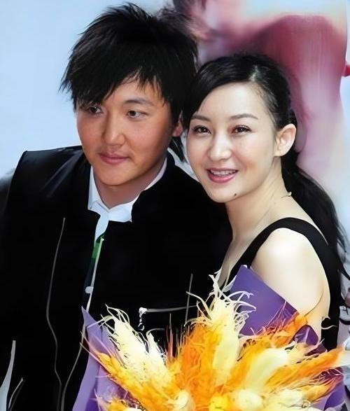 1999年，成名后的孙楠抛弃了同居10年的女友辛欣，转身娶了神交已久的买红妹。9