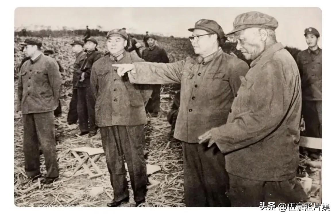 1979年，对越自卫反击战前夕，总政治部主任韦国清（右二）在广州军区副司令员江燮