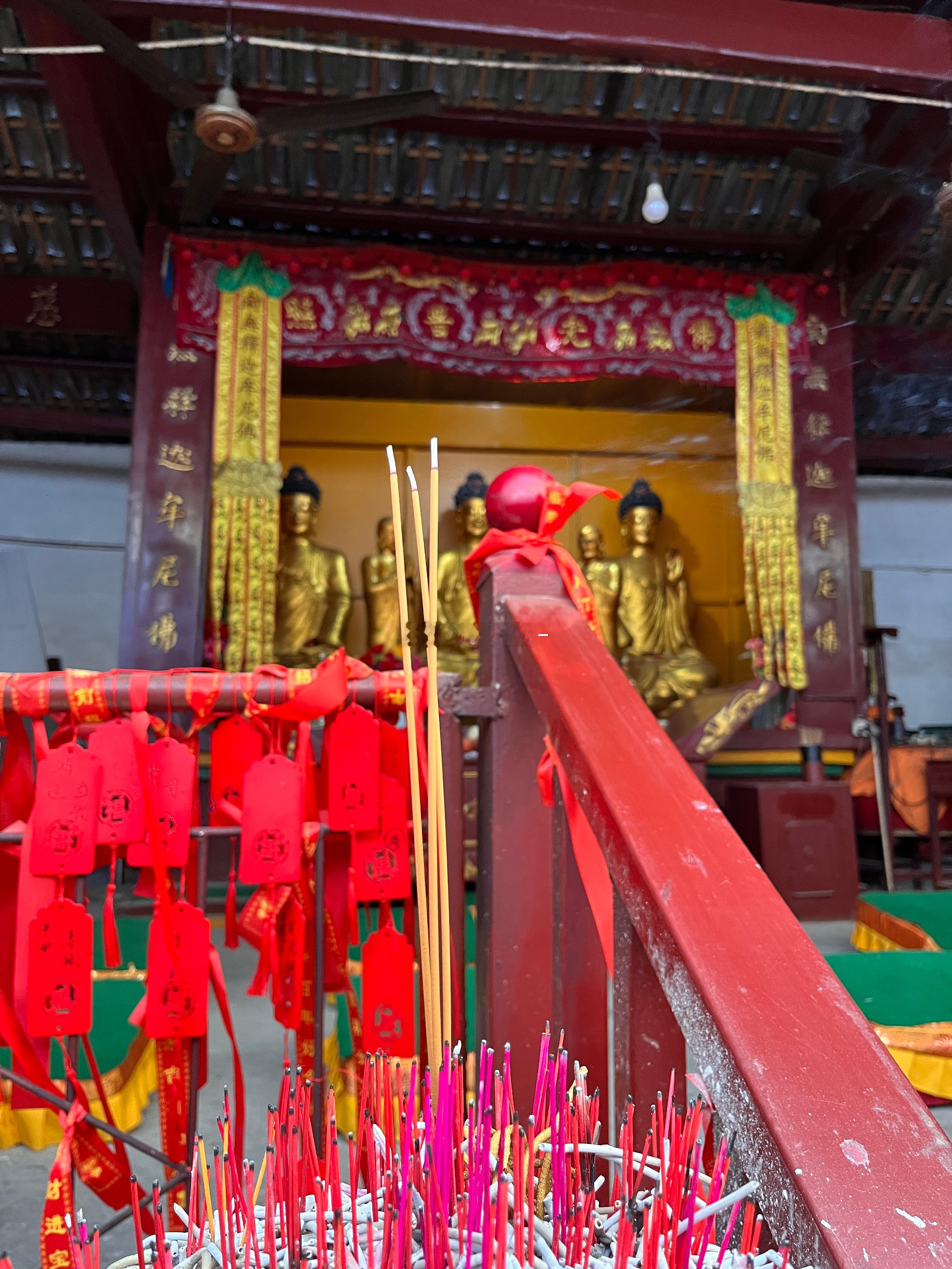 山间松风送远愁，檐下燕雀衔新福。诸事纷扰皆过客，唯平安二字，值千金万两。奶奶帮大