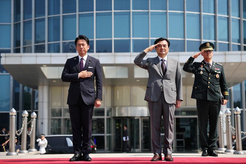 6月28日，日本防卫大臣小泉进次郎时隔11年专程访问韩国，与韩国国防部长官安圭伯