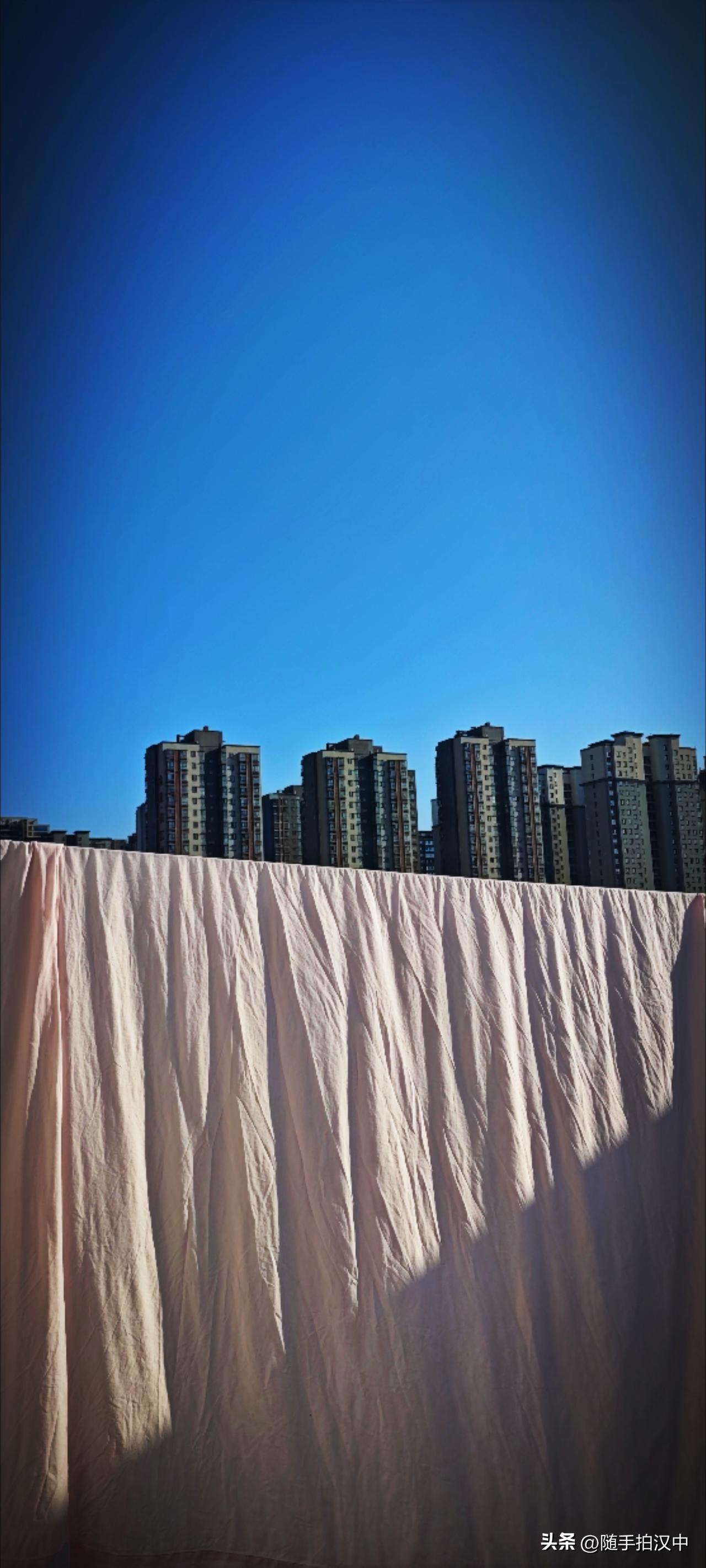 连日阴雨，今日晴天，晾衣绳上铺满了衣物。三两天的阴雨便会晴几天，夏，之所以被认为