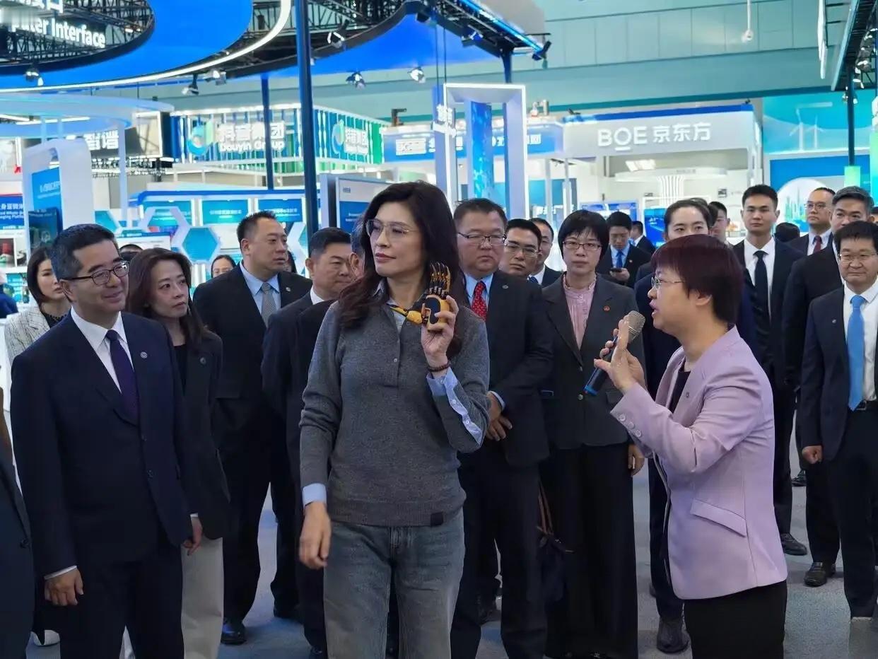 中关村老板直接将售价3999的机器手送给郑丽文：直接送给你 带回去！郑丽文高兴坏