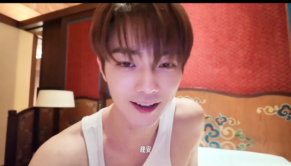 笑着说晚安 这让人怎么睡的着啊啊啊啊啊 顺毛看着呆萌呆萌的但是又穿个勾人的老头背