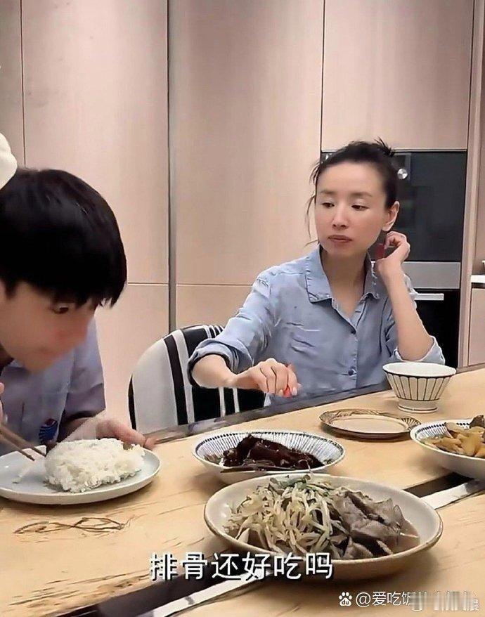 董洁家的桌子设计太特别！中间竟藏着一条缝，独特造型让人好奇，这到底是暗藏巧思还是