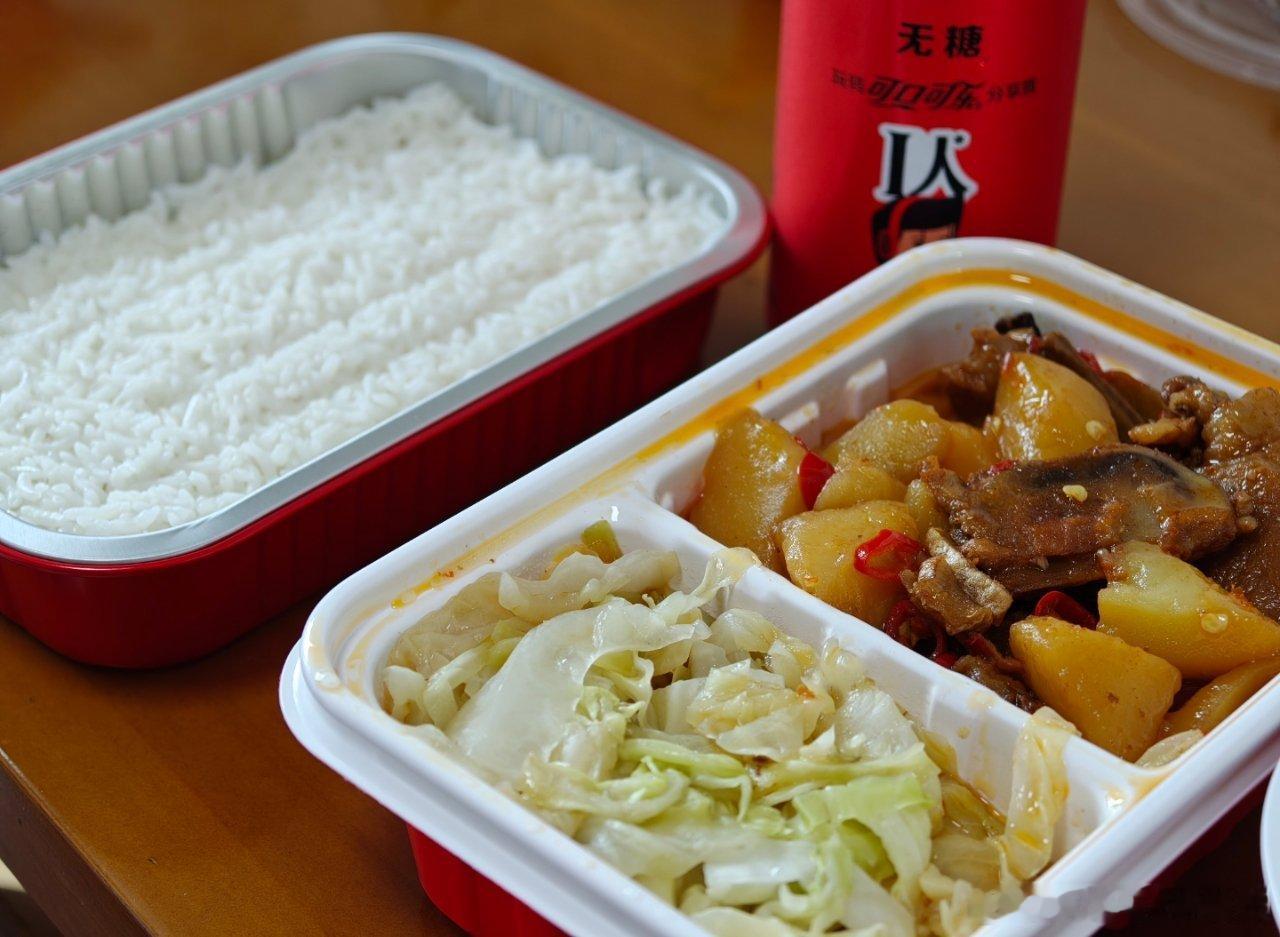 今天中午吃啥？土豆烧排骨排骨和土豆炖得都很软糯，肉一抿就脱骨，汤汁拌米饭更是一绝