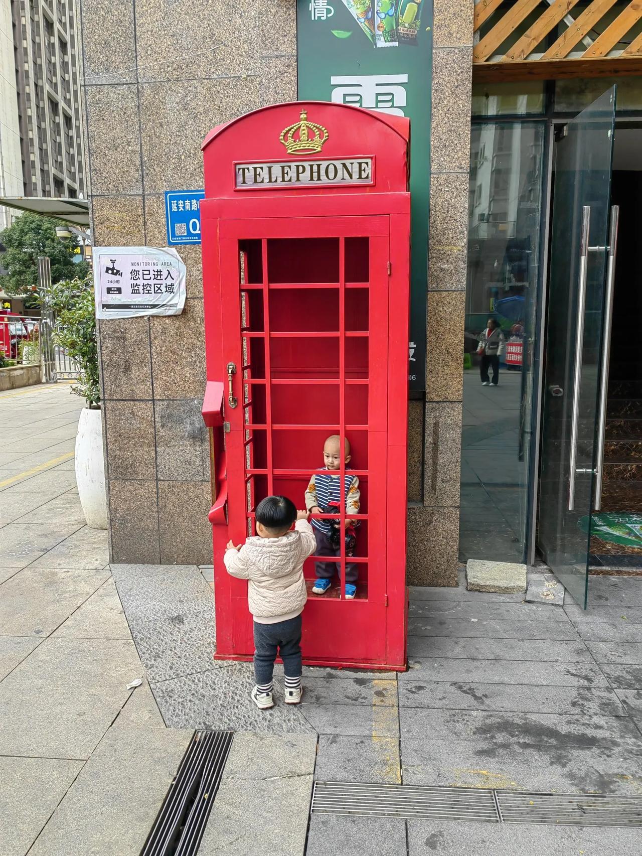 分享一张最近随手拍的照片这个里外也像围城