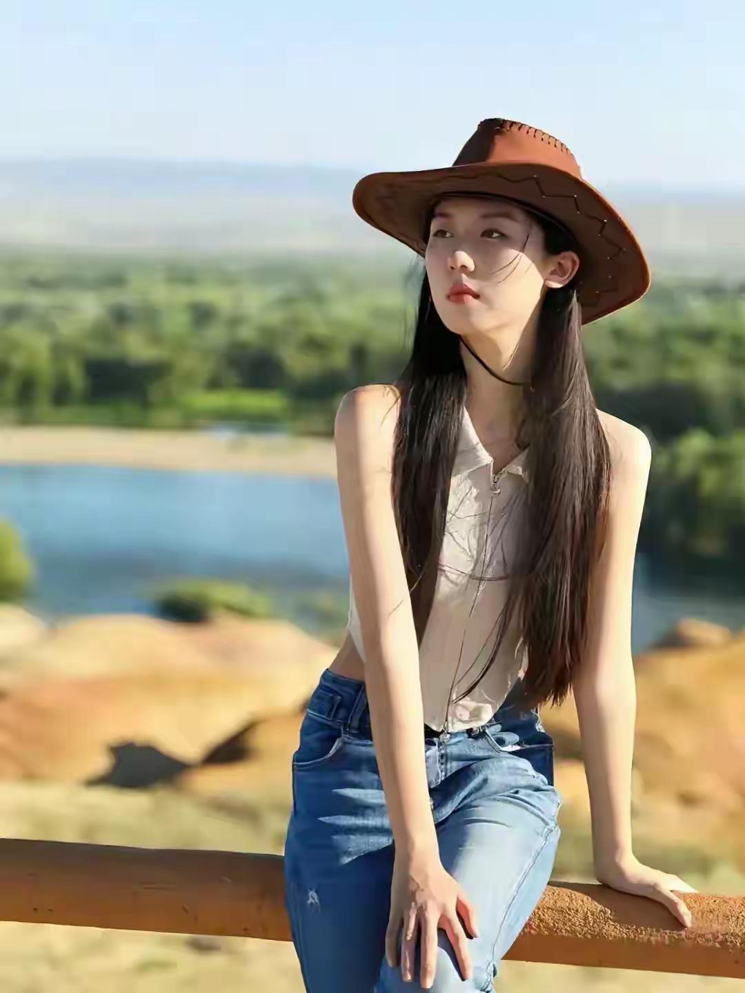 草原上的自由女神，风吹起长发，自由自在。