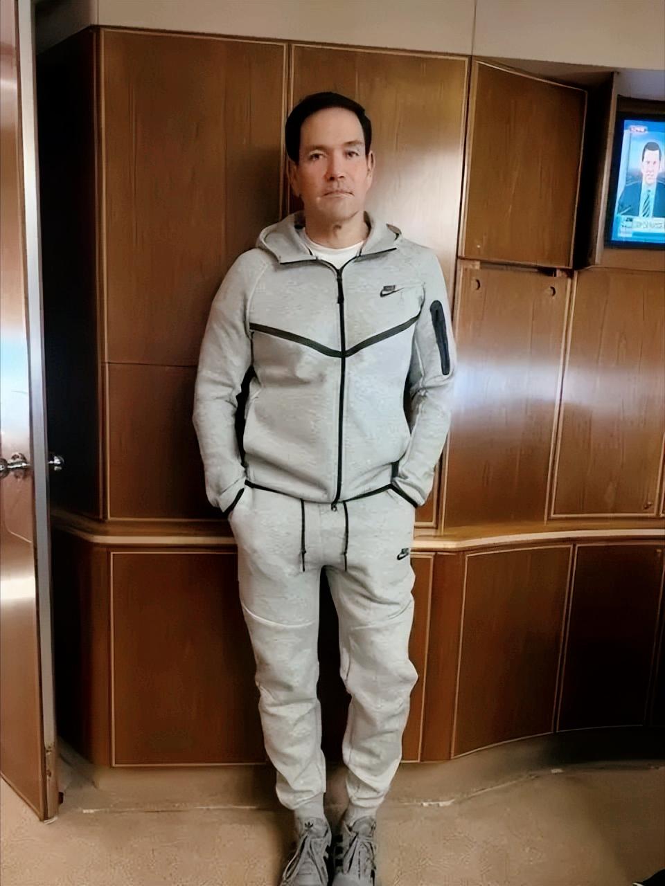 美国国务卿鲁比奥登上了总统专机空军一号，他穿着运动装，显得很休闲。令人诧异的是，