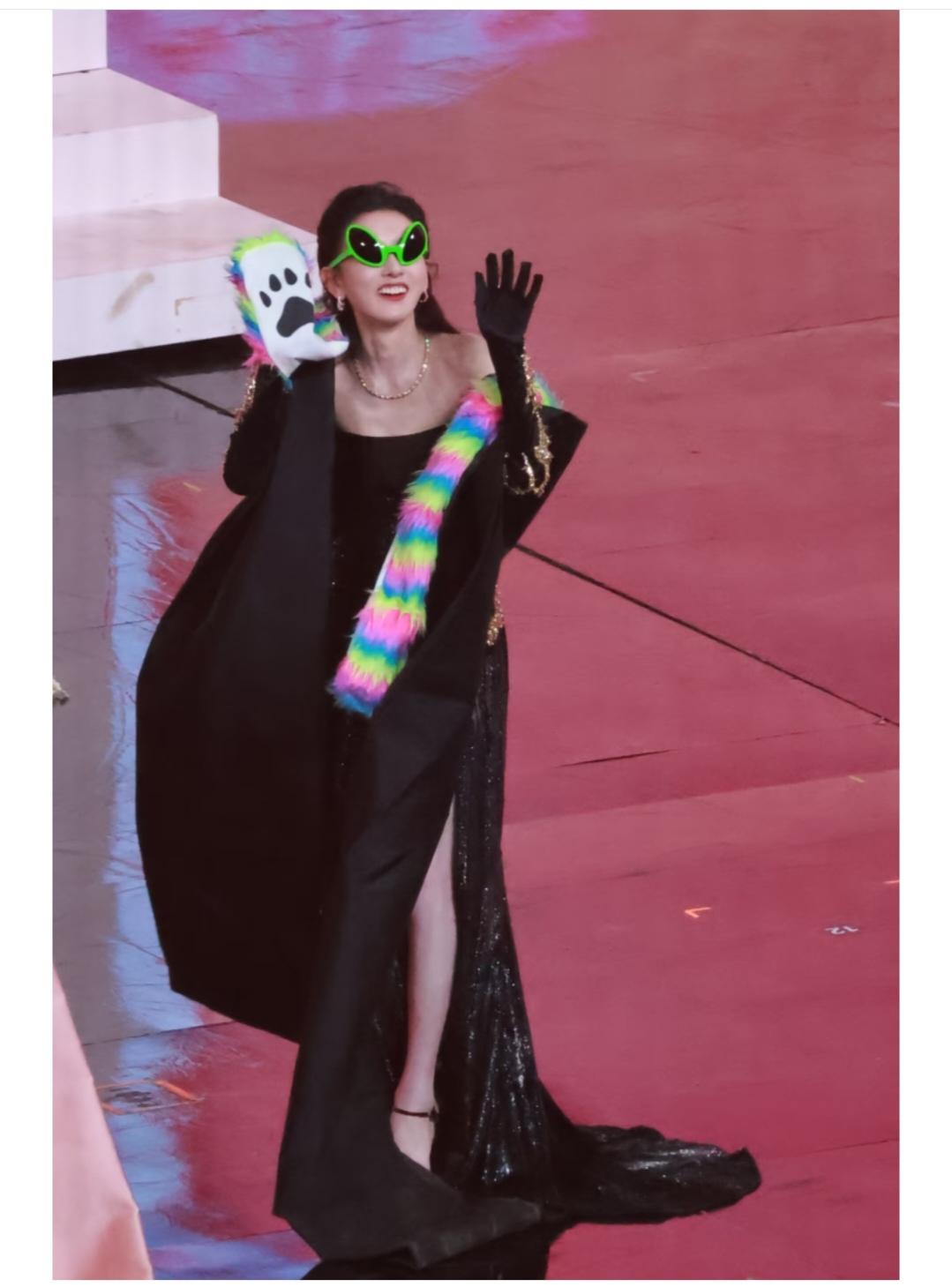 宋祖儿，这装扮有点像小丑演员。