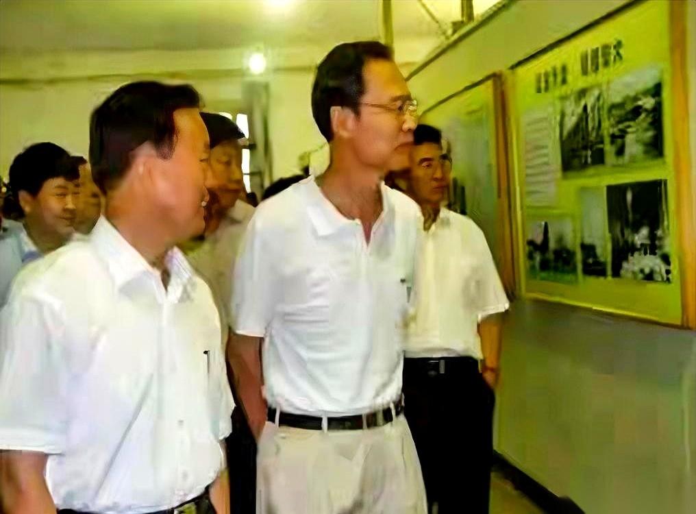 61岁就走了。
生命直接定格。
很多人在这个年纪，才刚刚开始盘算退休生活怎么过，