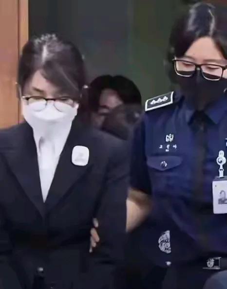 韩国前第一夫人金建希首次出庭画面曝光。
金建希低着头，双眼不敢直视镜头，没戴手铐