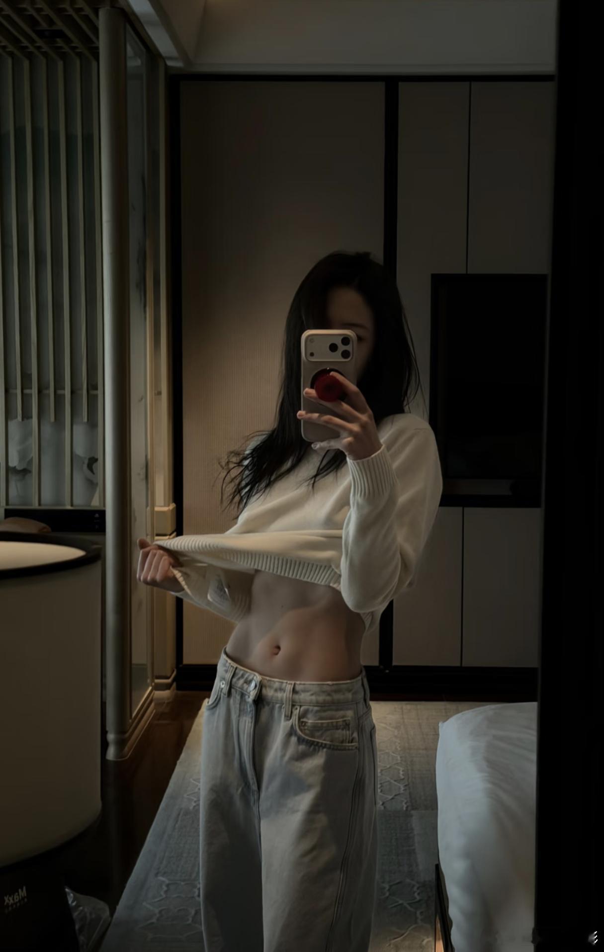 向涵之腹肌向涵之这个身材我真的慕了，好明显的马甲线啊～手里的饭瞬间不香了，我立马