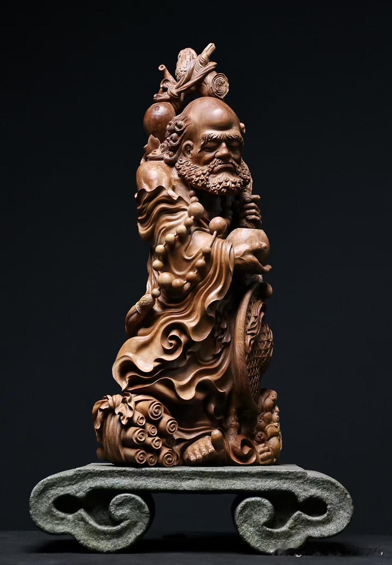 一身僧衣，一杖一履，达摩的洒脱跃然木上。

老山檀整料雕刻，线条流畅如行云流水，