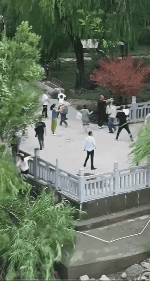 看见了吧，这点波浪都能把人打翻在地，别说在海里的大浪了