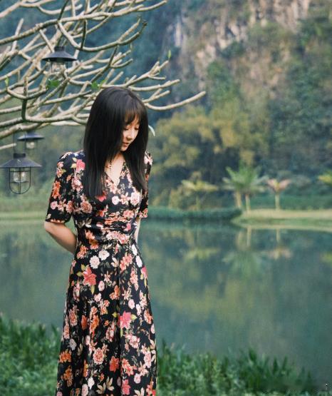 傅首尔现在瘦了好多 傅首尔瘦了，而且成了很漂亮的女性。其发文称，混乱和过载带来的