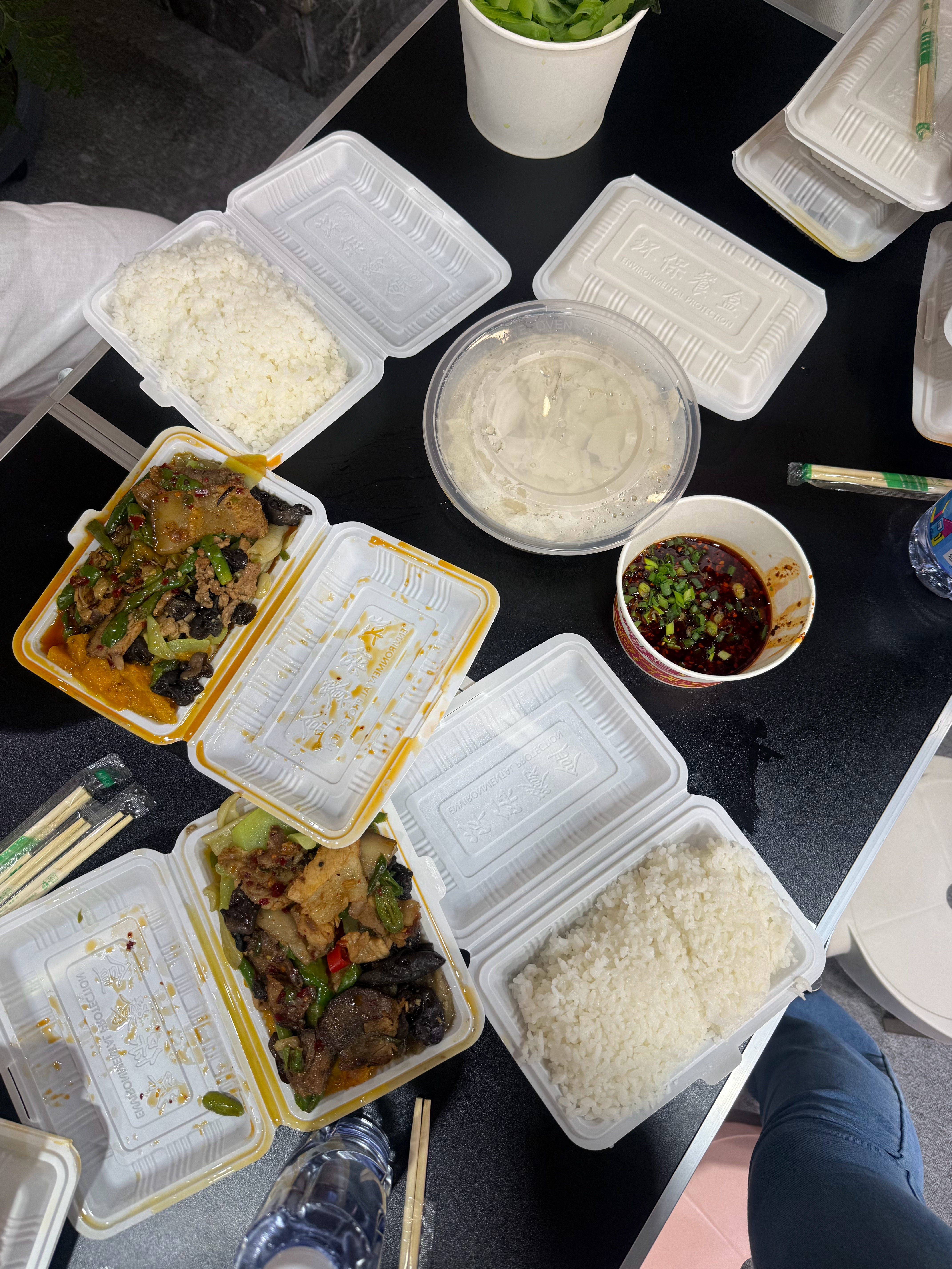 吃饭惹！！！完全来工作的，白天八点起，晚上凌晨一点睡，幸亏吃的是当地菜。 