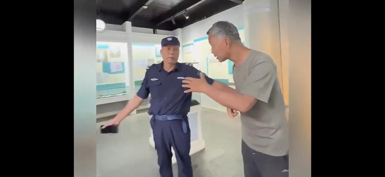太哗众取宠了。
为难保安小哥干嘛？
你要去哪里参观，讲解，并带一帮网红，你先预约