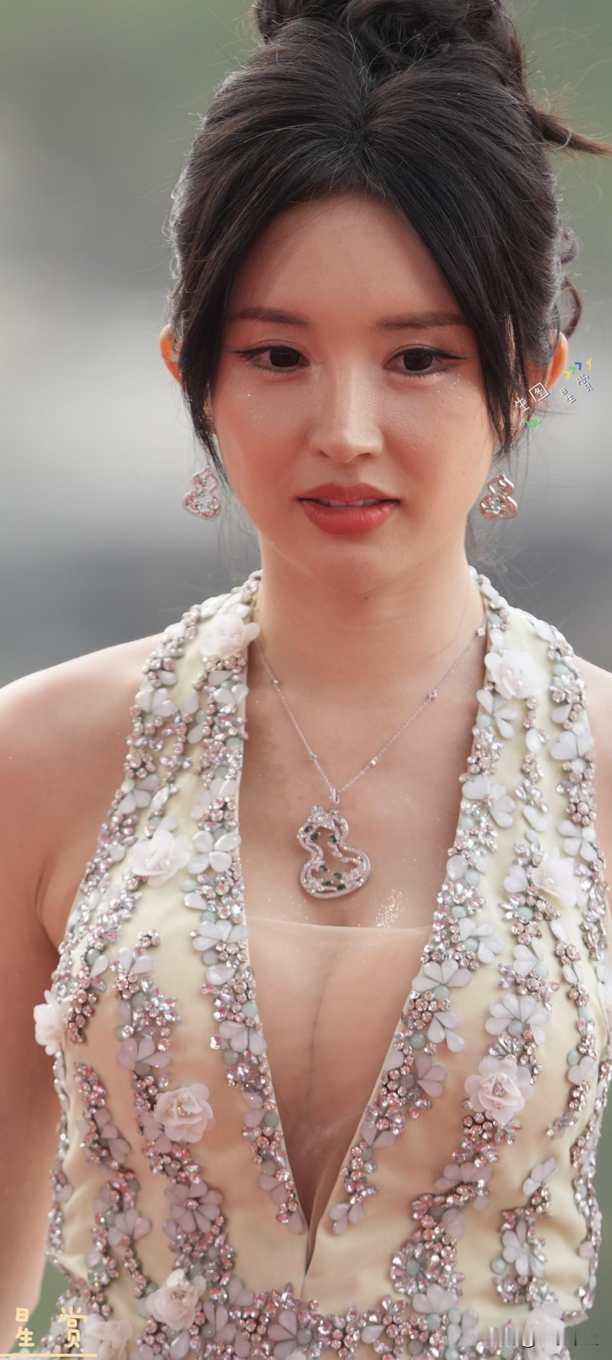 何沐蓉×文荣奖红毯，这身金色礼服真是光彩照人，红毯上闪耀如星辰！