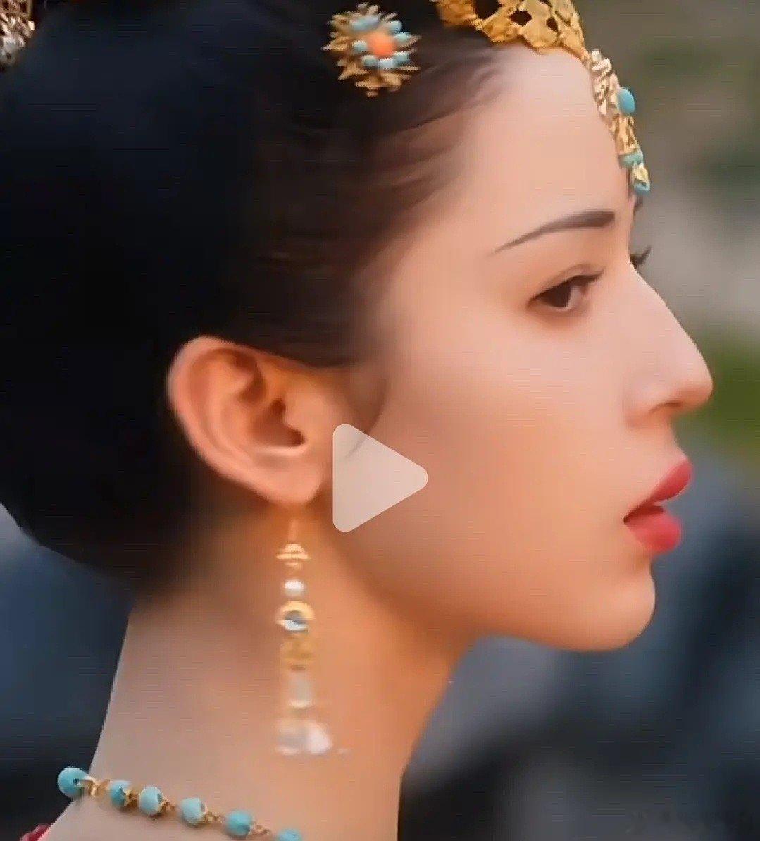 哈尼克孜是不是丰唇了，这脸怎么变样了 ​​​