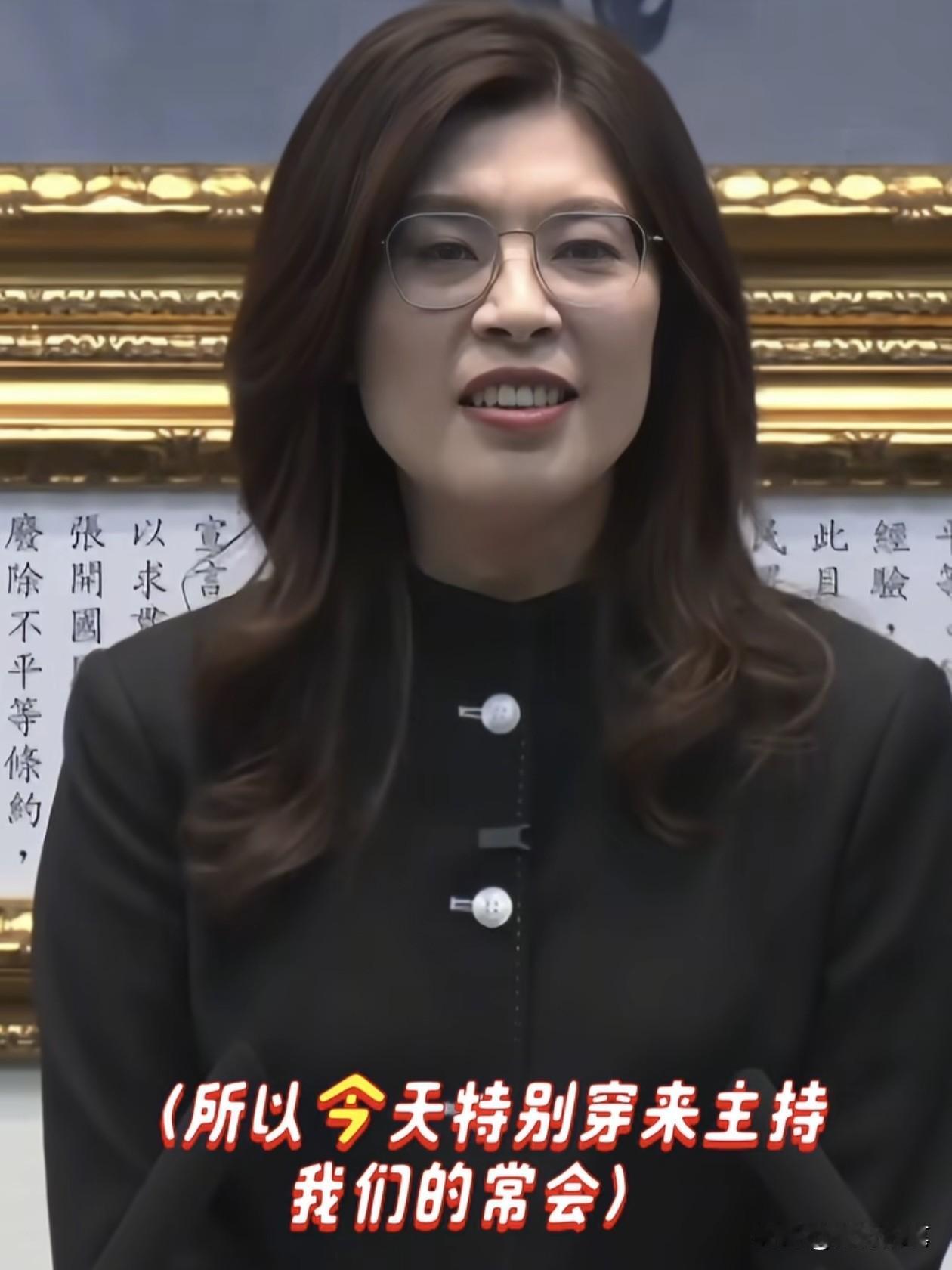 郑丽文真的是很敢，在15日开国民党的中常会时特地穿着中山装主持，而且在会议之前，