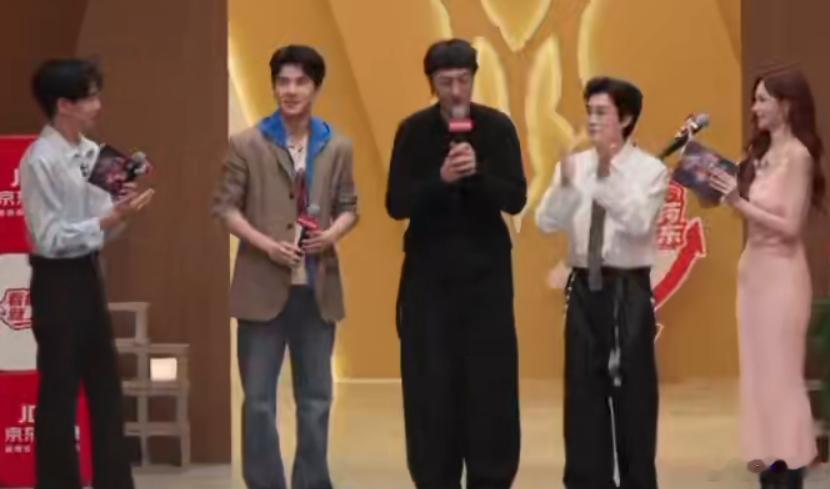 刘昊然得知王传君上披哥震惊披荆斩棘 刘昊然那个表情真的太好品了，从“你没开玩笑吧