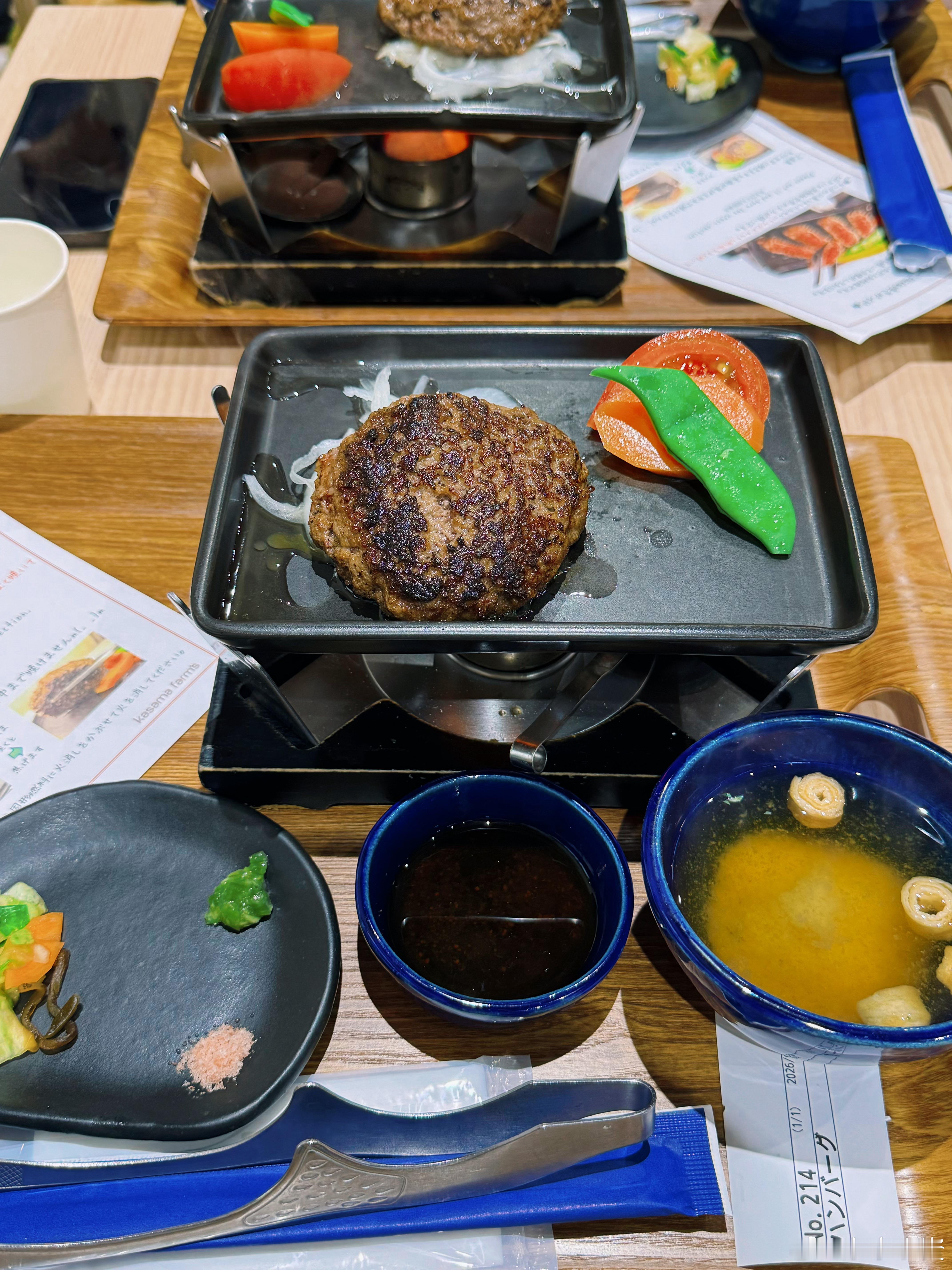 午餐两个人都点了陶板烤和牛肉饼套餐，餐后生蒙布朗甜点和栗子冰激凌🍦😋 