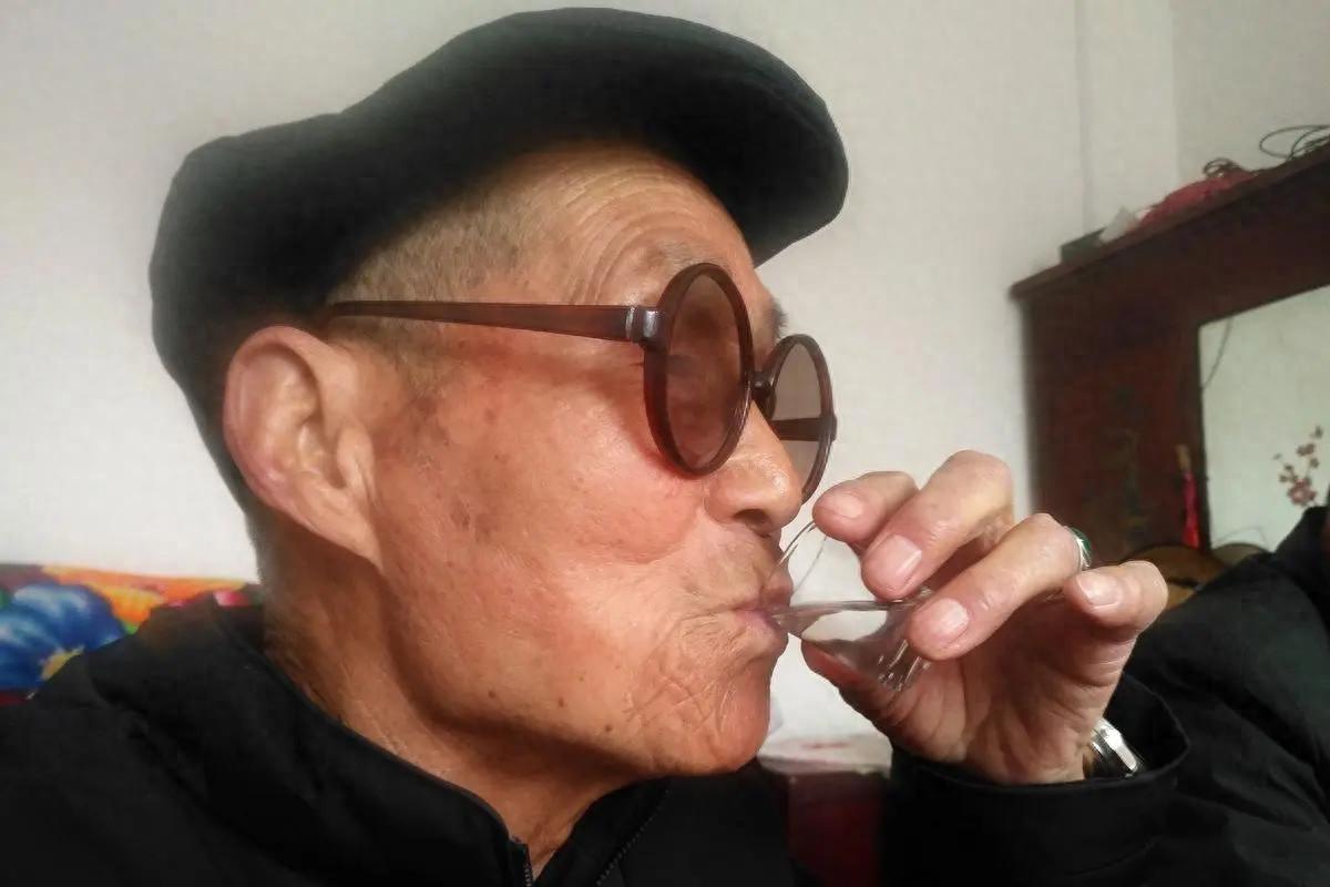 医生发现：男性若长期不喝酒，用不了多长时间，身体或有6个变化

酒喝了几十年的男