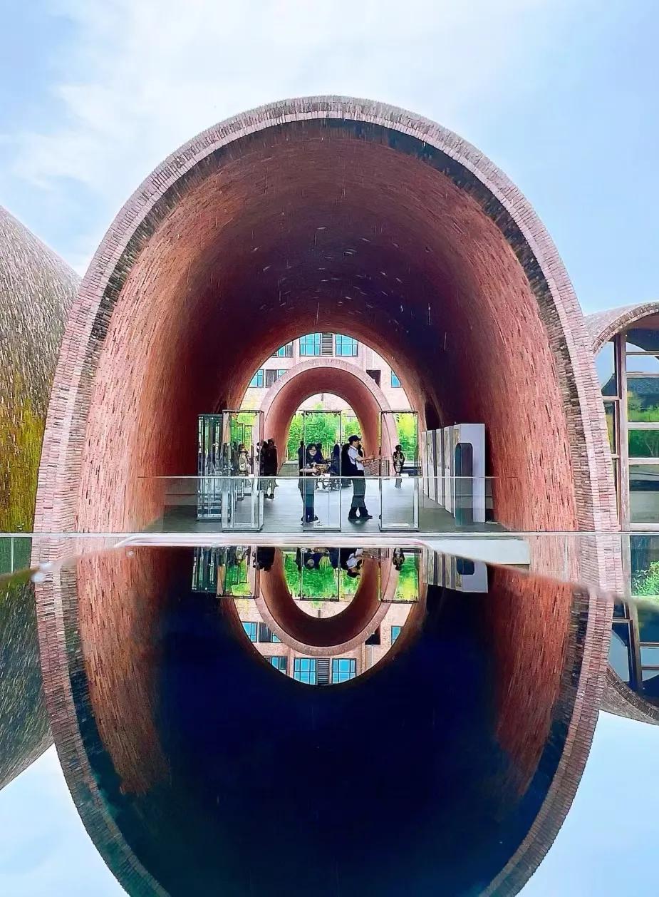 总要来一趟景德镇吧！ 
陶醉在千年瓷都里。
千年瓷都，万年窑火，
不虚