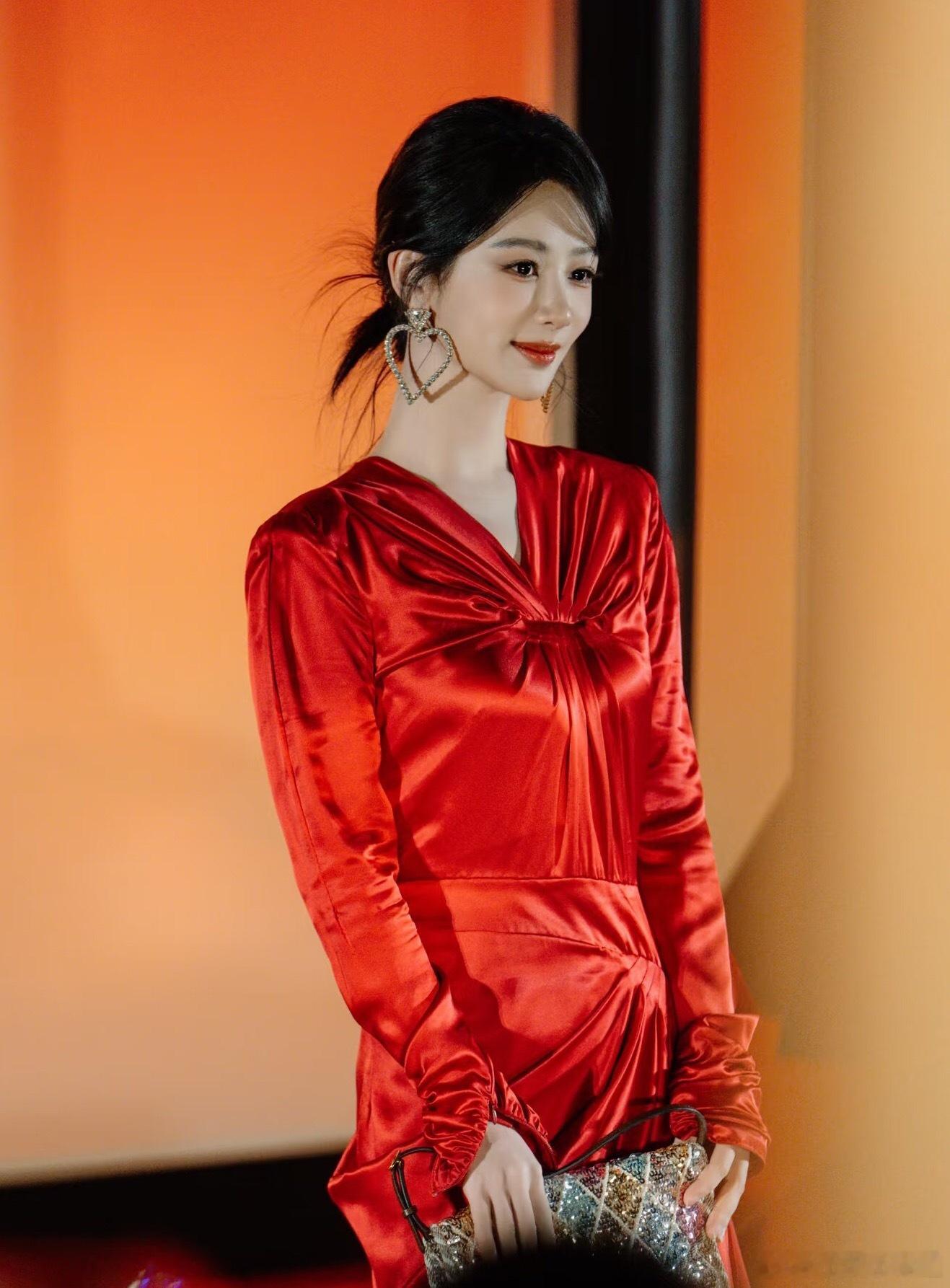 人群中杨紫大红大紫极其闪耀哇 