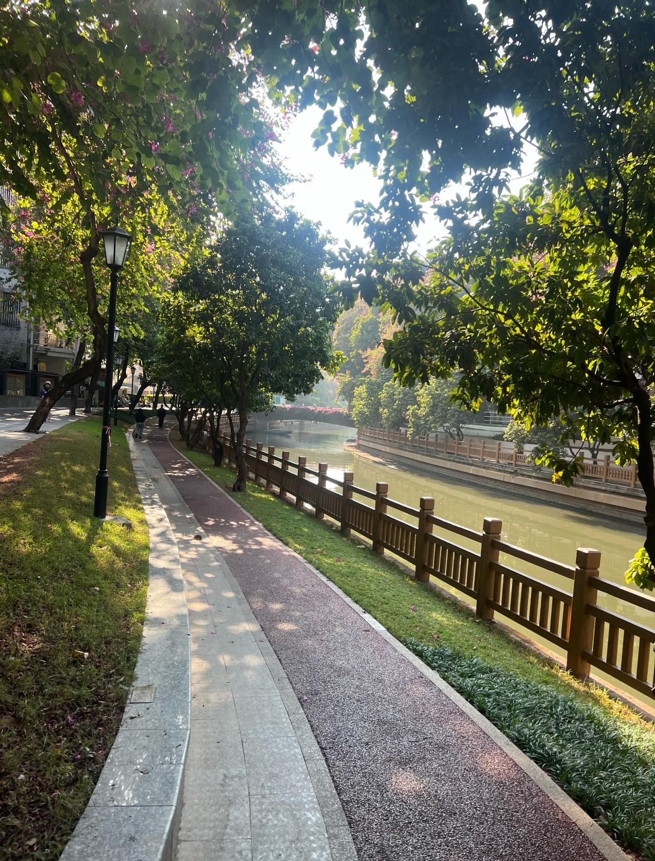 彩虹桥附近的惬意跑道
📍广州 彩虹桥(地铁站)
就在彩虹桥F出口，彩虹广场在往