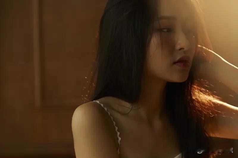 女人最重要的是美貌还是人品，这是个值得探讨的话题。在当下，美貌就像一把金钥匙，能