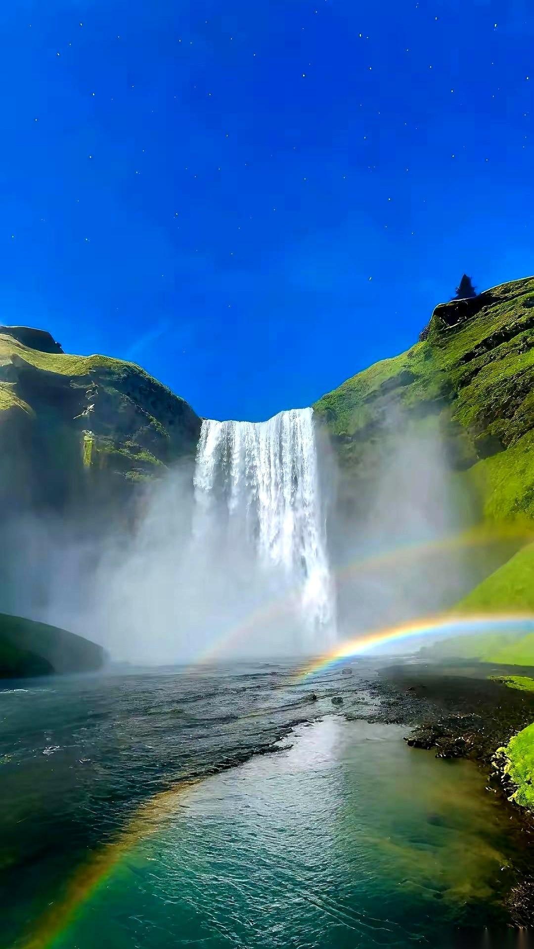 真的，别太把自己当回事儿了。
你今天上班迟到了，在电梯里碰到老板，你觉得完了，他
