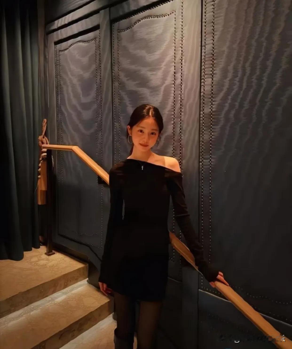 黄多多20岁了，她练出了直角肩，可甜可盐体态优雅，她露肩裙子真的好漂亮。

她的