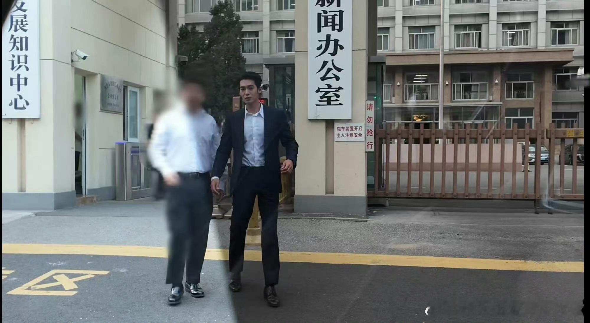 国新办门口的于适 有种体制内男友感 ​​​