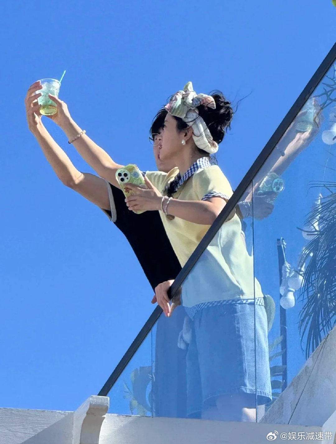 沈月翟潇闻中餐厅录制路透 是谁又在为沈月翟潇闻同框尖叫？是我！路透里两人氛围好好