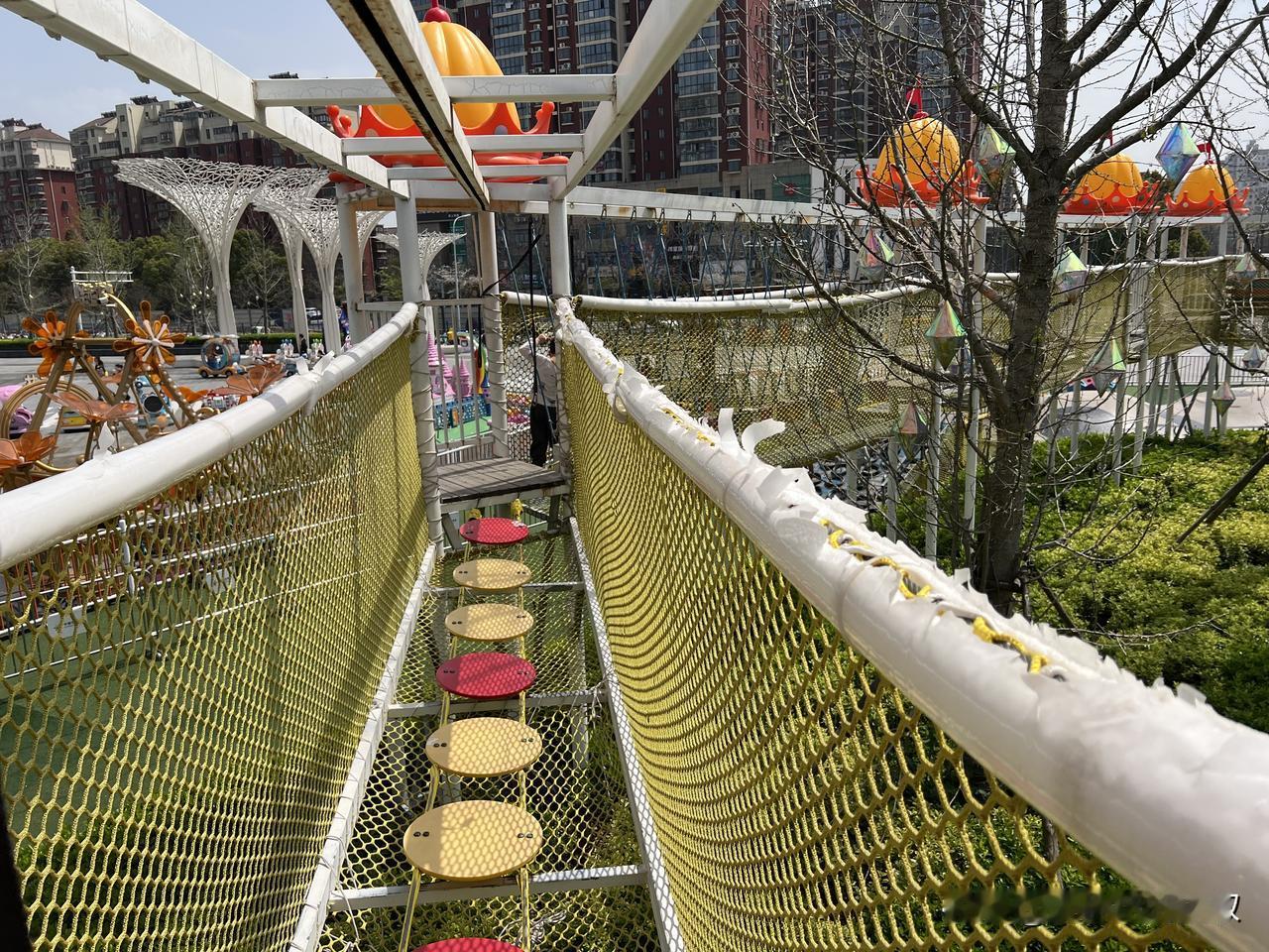 幕落的泰州中骏世界城，外面的儿童游乐设施也出现“年久失修”的状态，如果是以前，中
