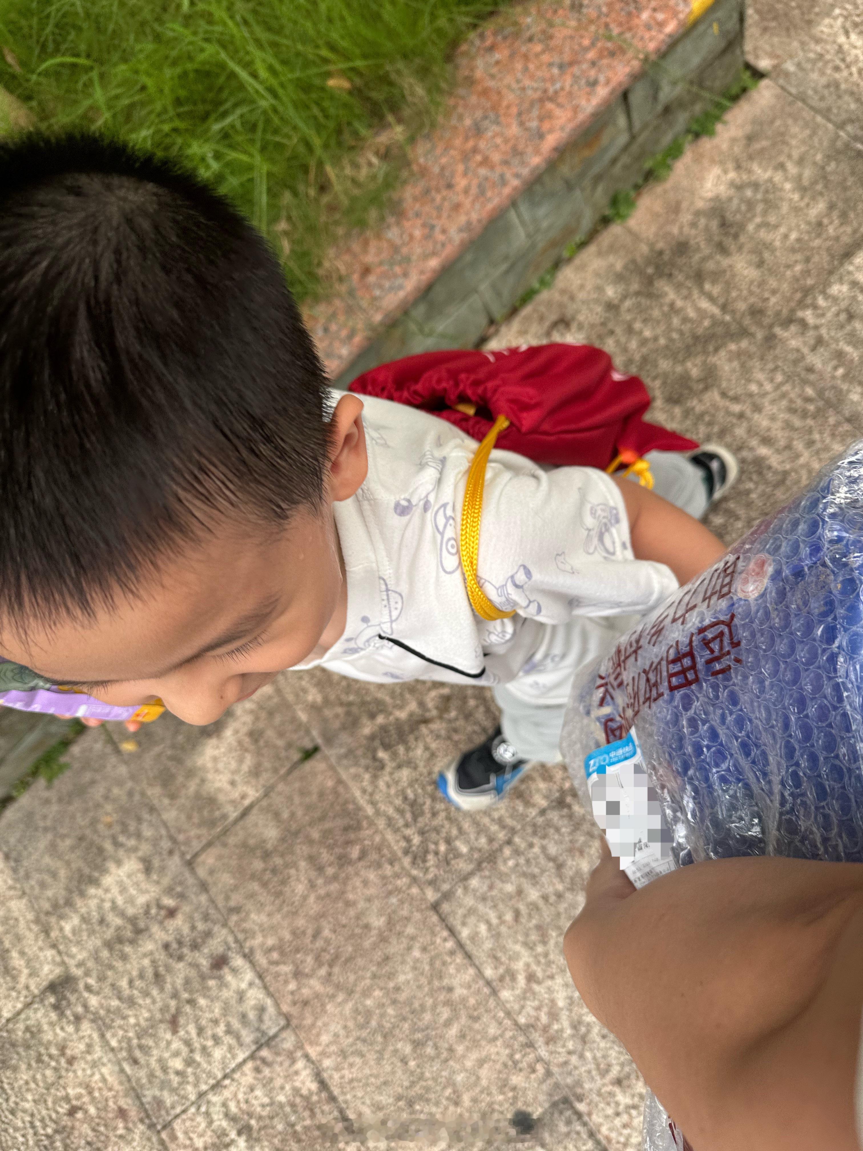 还是你最好一个人搬一大堆快递📦弟弟主动帮我拿一些，在电梯里看我拿着重，又伸出小