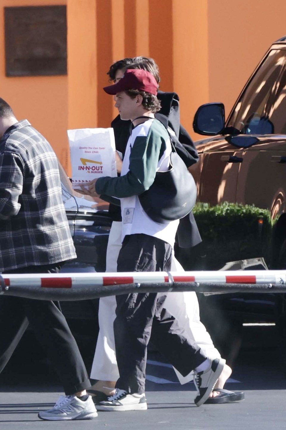 小夫妻外出打包快餐，荷兰弟主动为赞达亚拎包，完全模范娇夫呀！ 