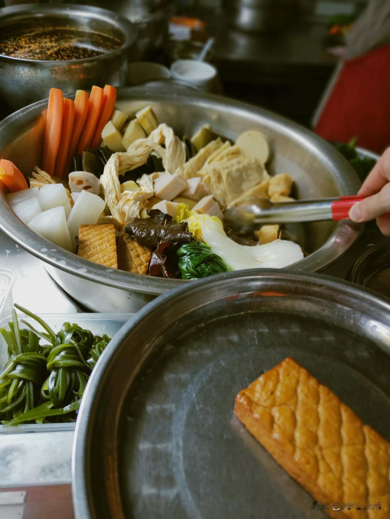 在海南吃过几顿这样的饭:
素菜和荤菜分别放在不同的大盘里
大盘里是早已卤好的成品