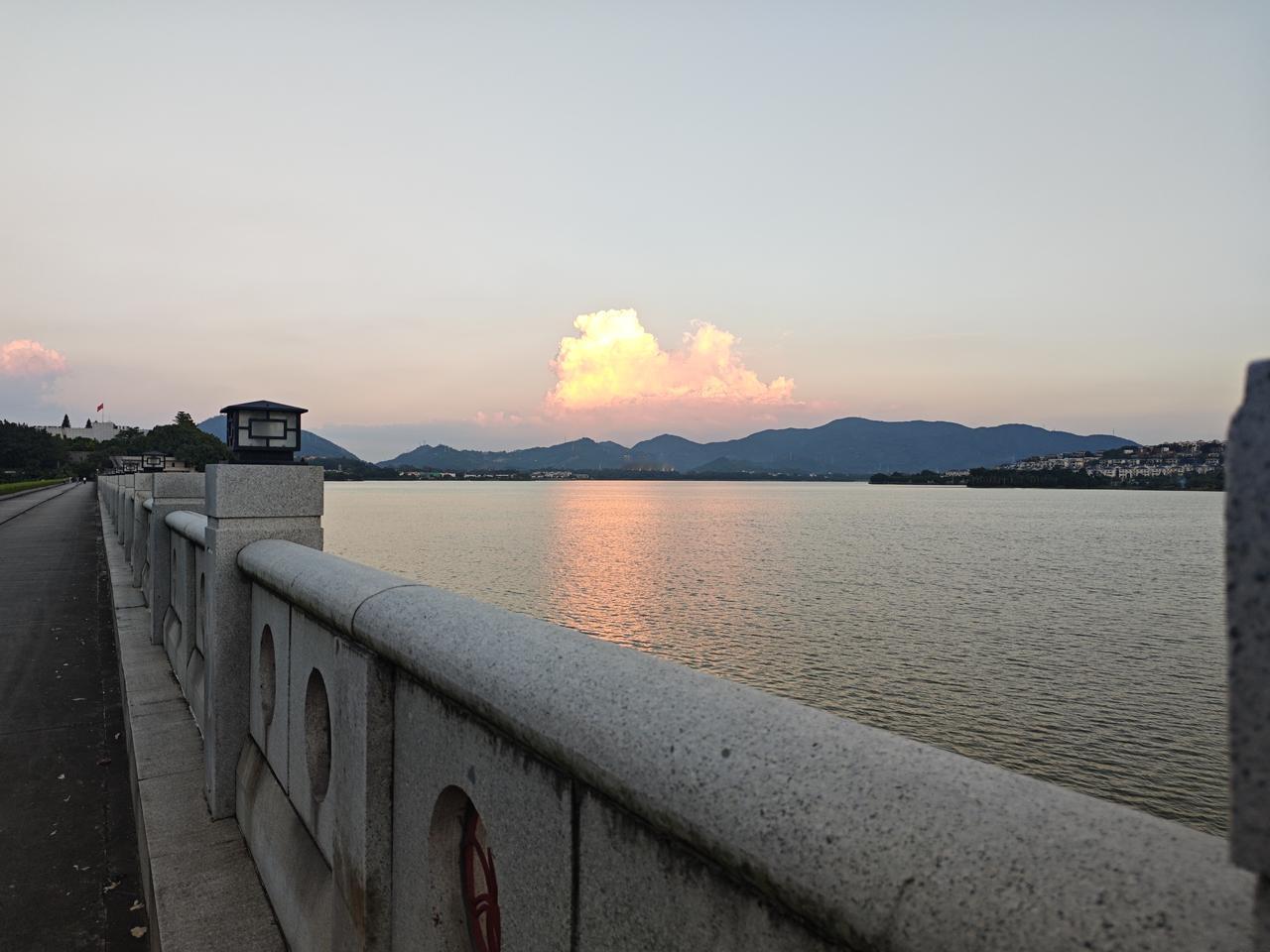 国庆节加中秋，我们放假六天，都过去四天了，今天终于出去逛了一圈，看到了这场美景。