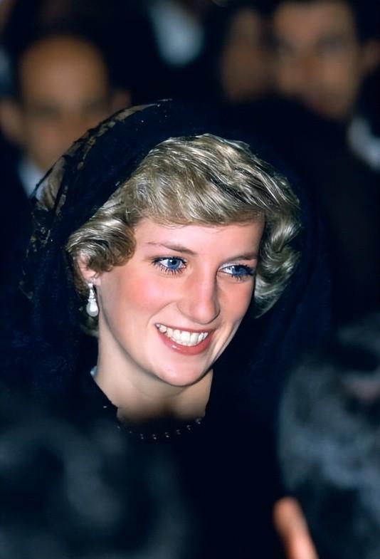 1985年，24岁的戴安娜随查尔斯一起谒见罗马教皇约翰•保罗二世。

出于传统礼