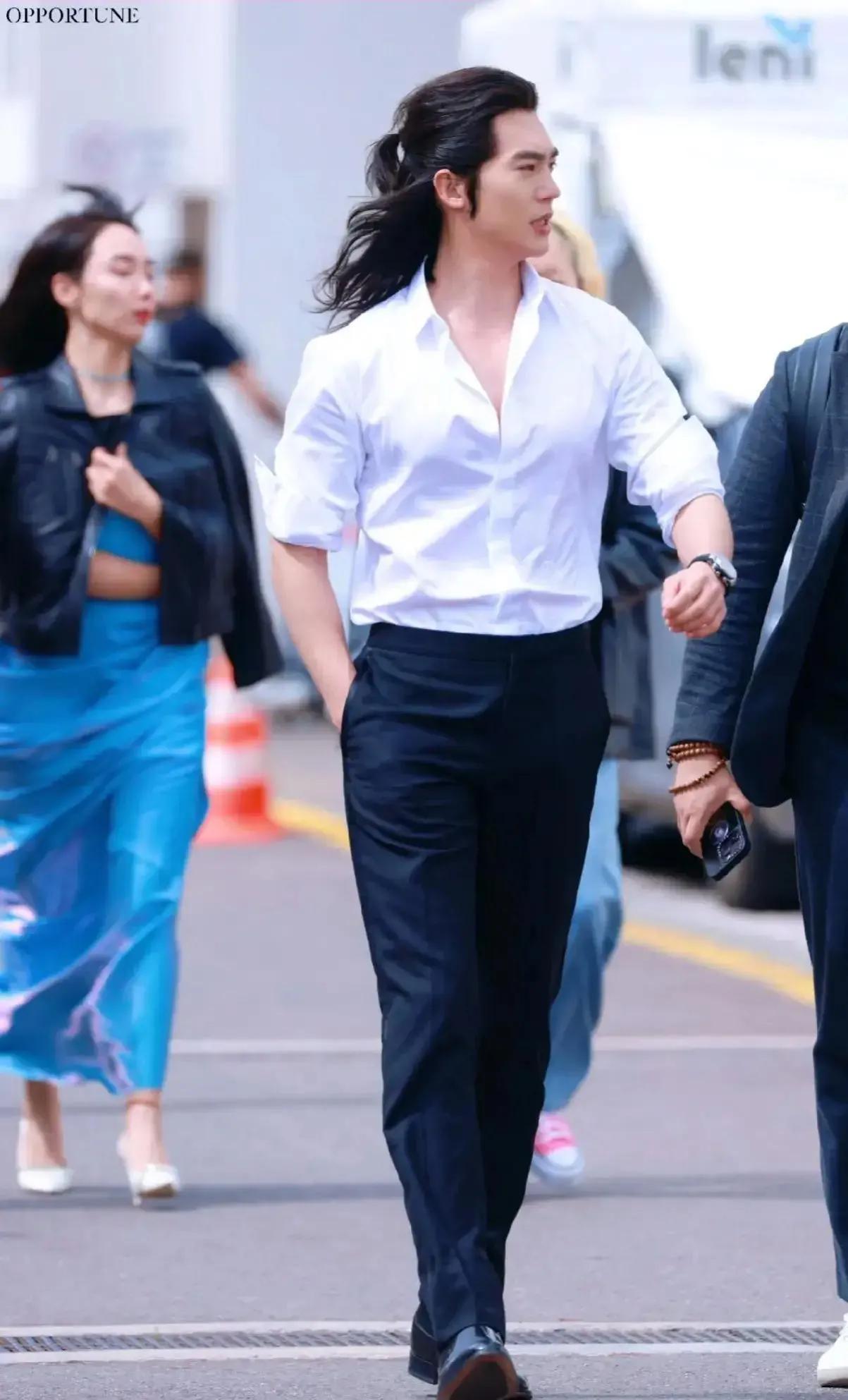 第一次见留长发这么好看的男演员！内娱长发造型天花板、阳光干净帅气，英俊阳刚，洒脱