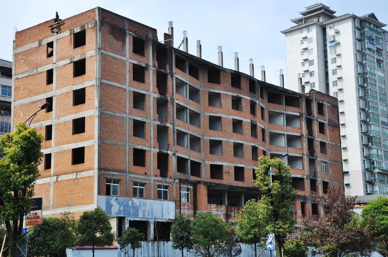 花钱买了烂尾楼我们应该怎么办? 花钱买了烂尾楼，简直是噩梦。像恒大、荣放、碧桂园