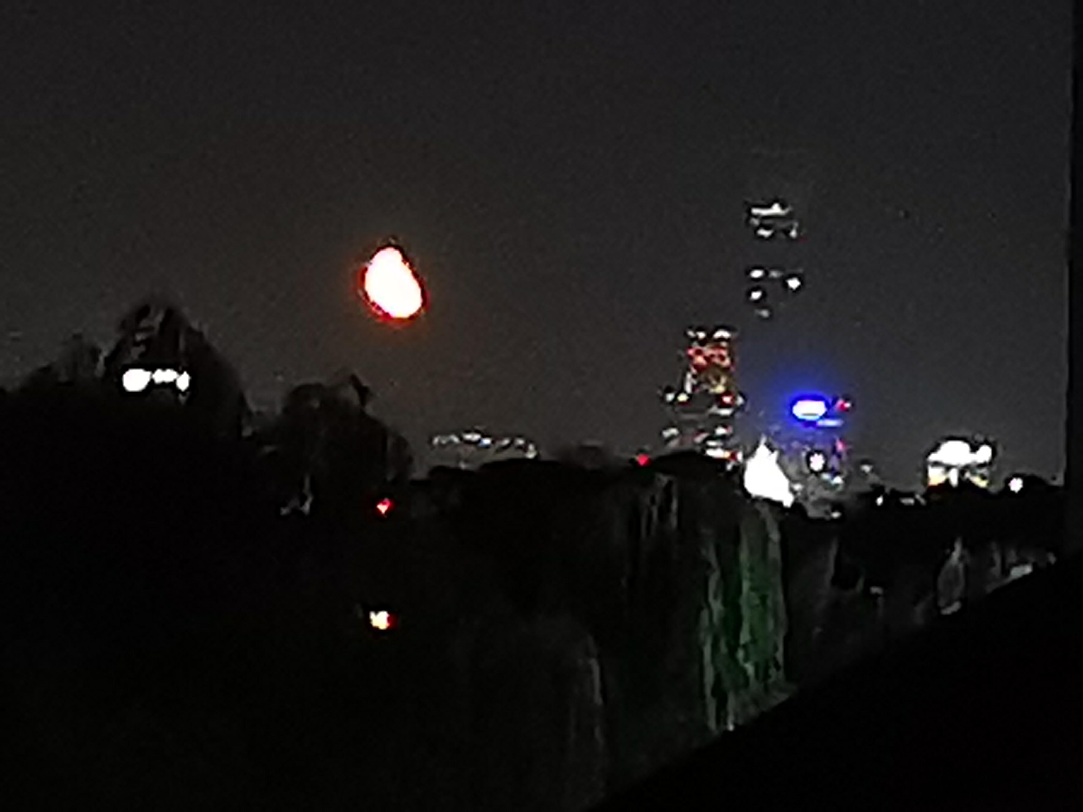 半个月亮爬到中国尊上来半个金黄色爬上来你在楼顶走了20圈，看不透城市不如意的半个