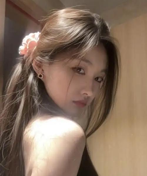 女孩在母亲的陪同下
到酒店会见男友家长 
哪料几人刚一坐下 ，男友父亲就瞬间察觉