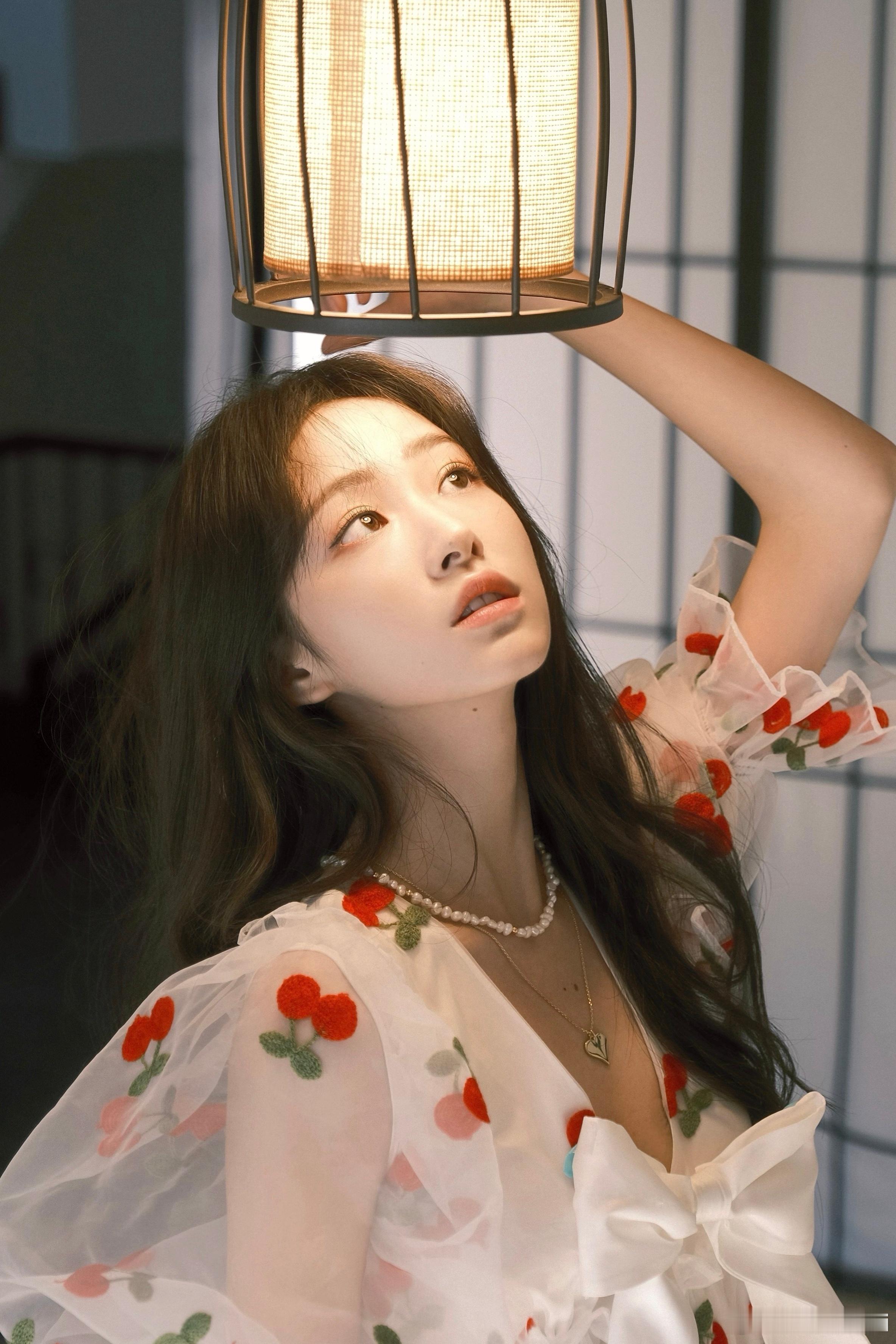 打开n年没动过的钉钉，发现头像是杨肸子…当时单纯觉得好看保存的。现在的她已经是被