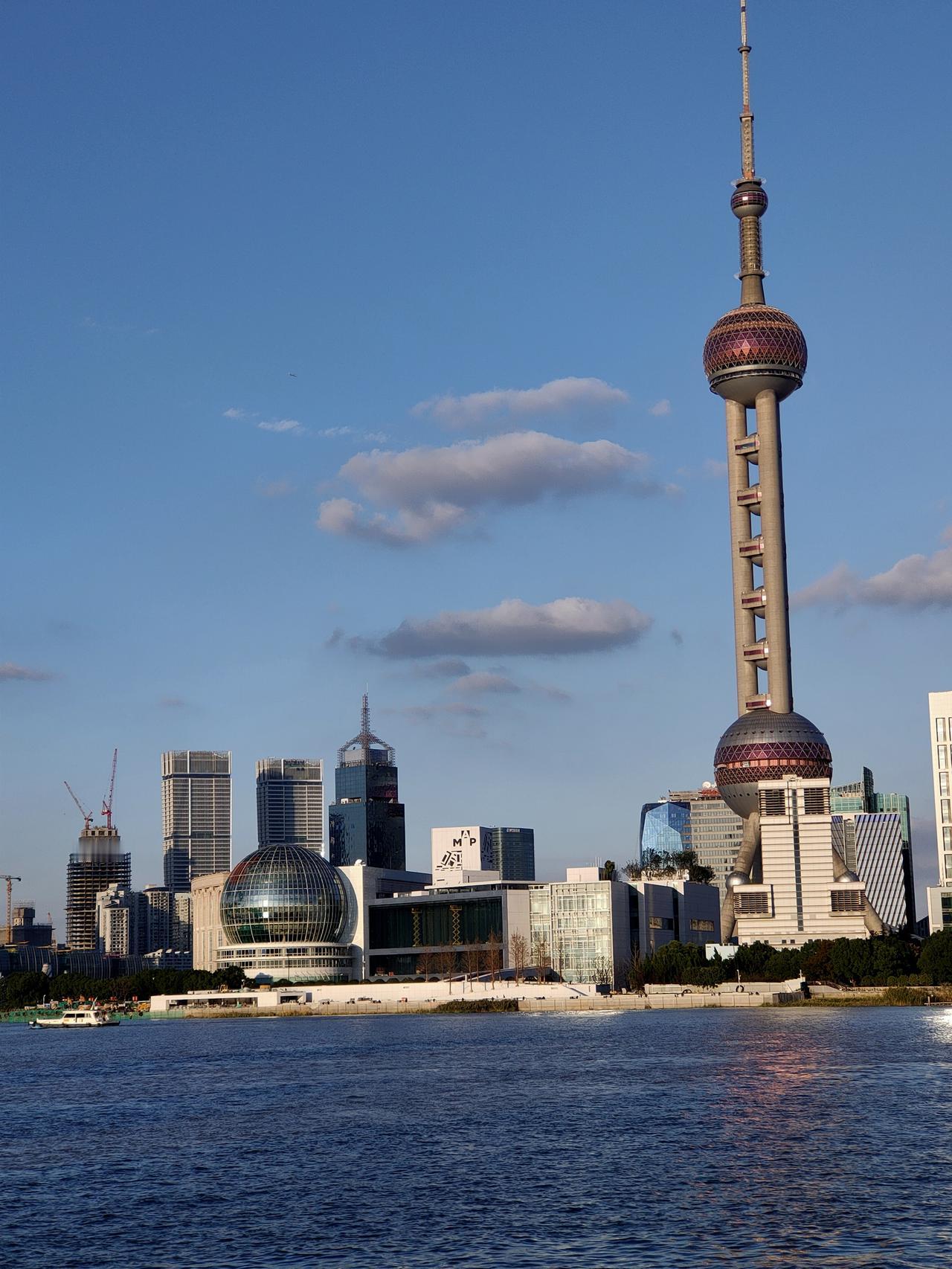五一假期上海旅游那经济效益可太可观了。上海外滩、迪士尼乐园等热门景点人山人海。
