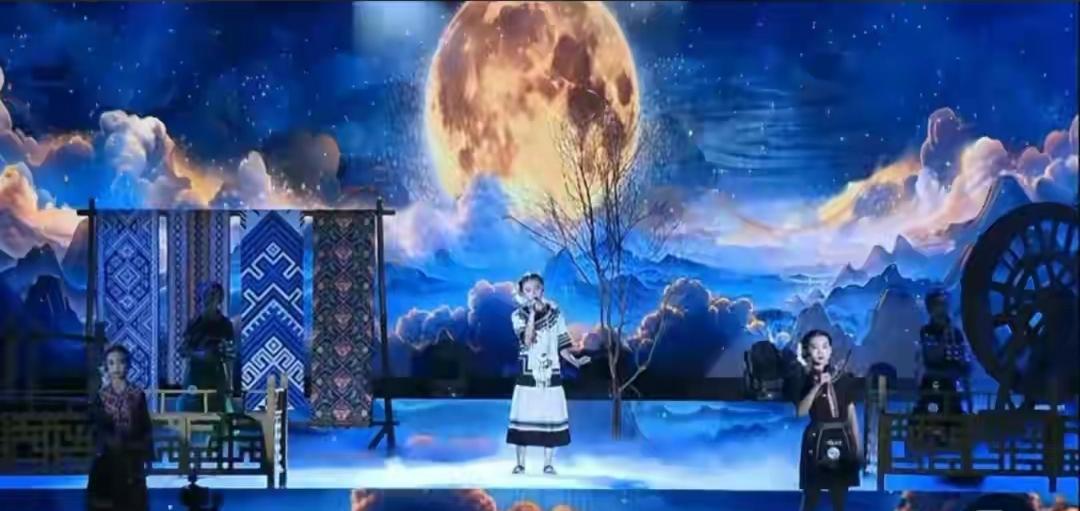 最近刷到热搜，广东一所小学的六一晚会效果堪比演唱会，直接把我震撼到了。这场晚会2