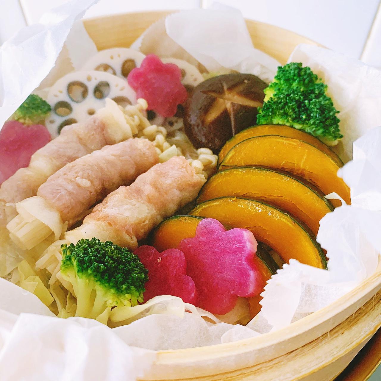 树叶落尽之后，从厨房窗户里就可以看到小周的家。午后三点，西斜的光照进来，打在盘中