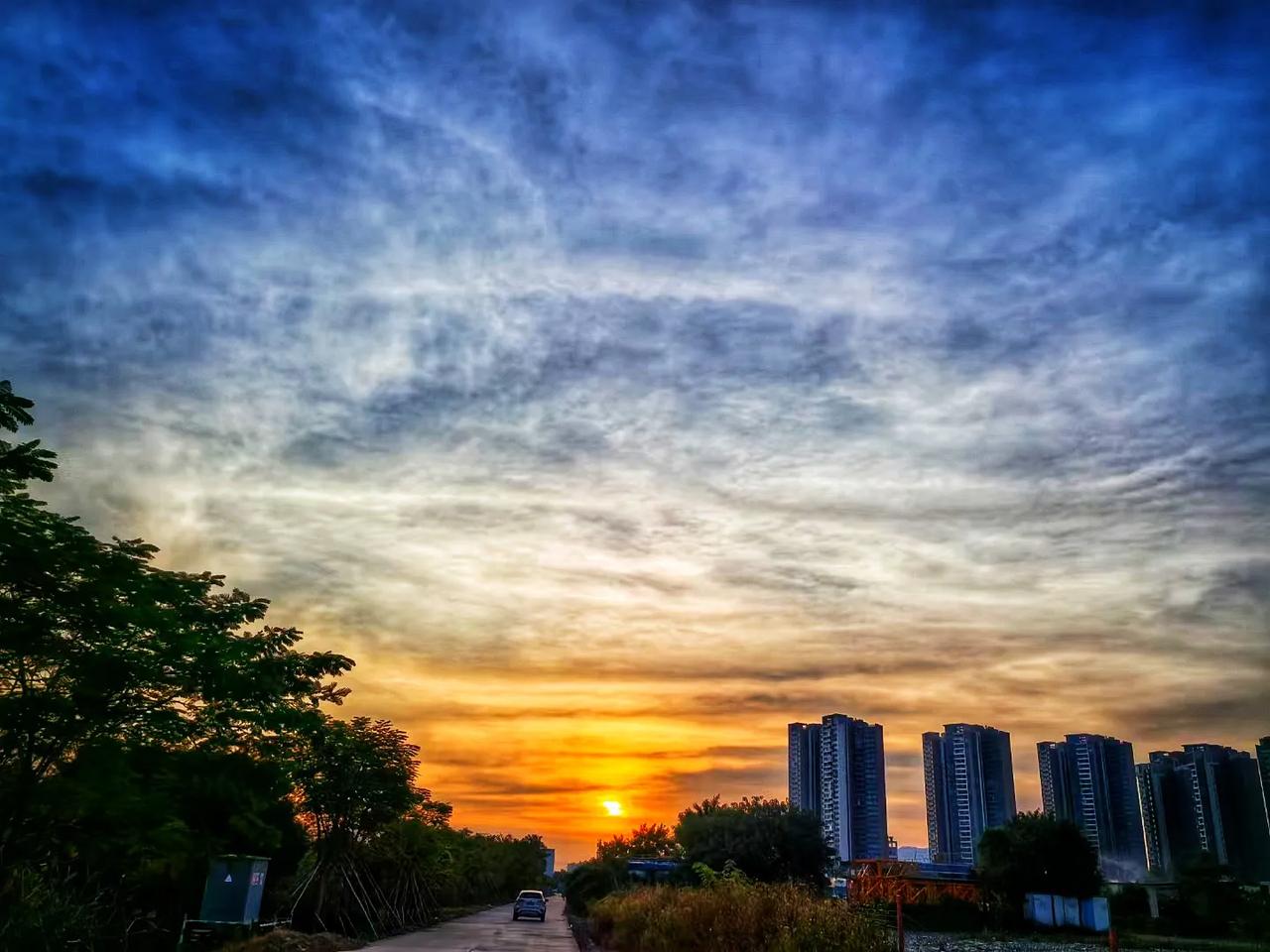 霜降【落霞·霞光集】
#我城市里的晚霞# #余辉景色# #城区的晚霞# #市区的